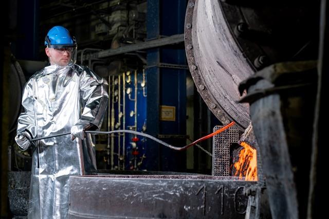 Firms expand investment in battery industry for EVs