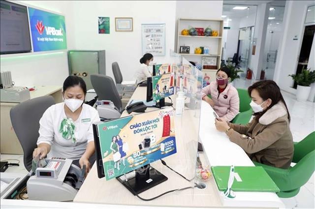 Commercial banks raise deposit rates after SBVs adjustment