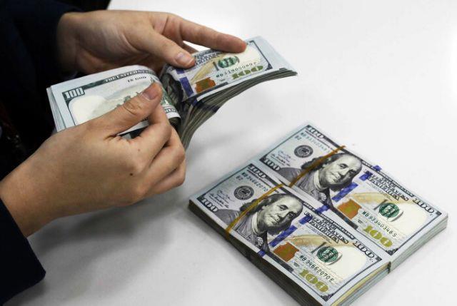 Dollar devalues against đồng, dropping below VNĐ24,000 threshold