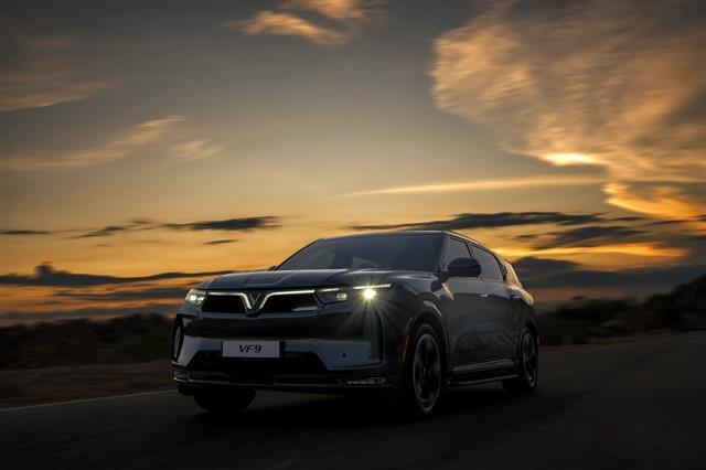 VinFast delivers first VF 9 vehicles to domestic customers
