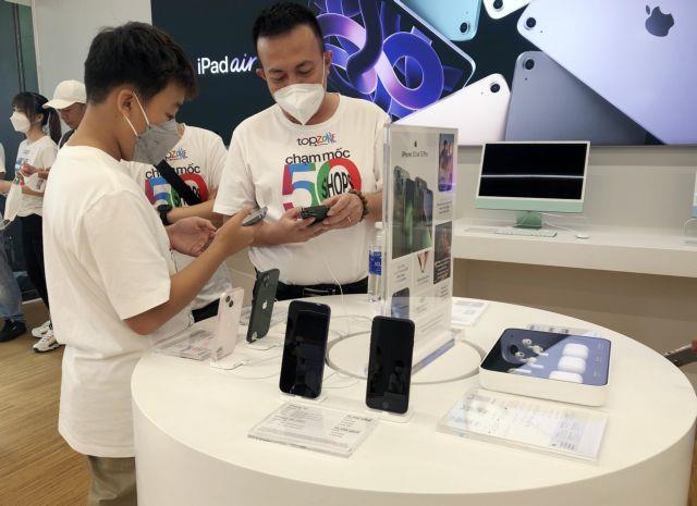 VN spends 21.1 billion to import phones, components in 2022