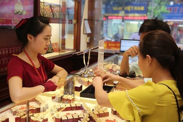 Economic difficulties cause gold demand to drop sharply