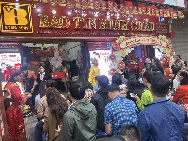 Many people buy gold on God of Wealth Day, gold prices down