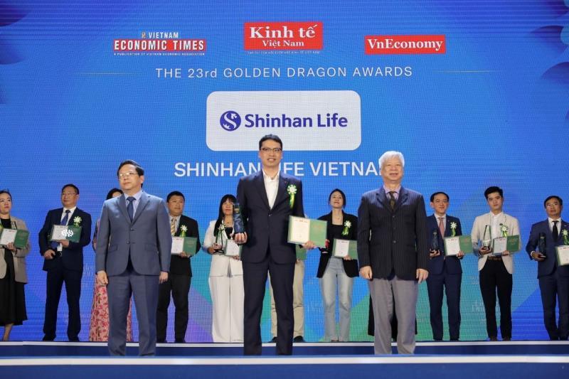 Shinhan Life Vietnam receives the 2024 Golden Dragon Award