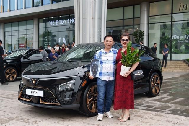 VinFast starts handing over VF7 cars to domestic customers