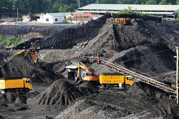 Ministry, firms need solutions to remove difficulties in coal imports from Laos