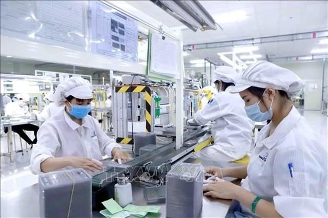 Việt Nams economic growth may slow in H2, but outlook remains positive: UOB report