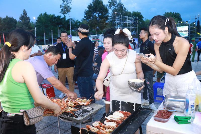 First-ever lobster festival held in Khánh Hòas Cam Ranh City